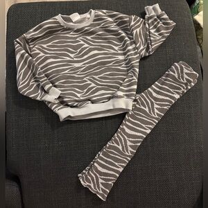Zara sz 2/3 Gray zebra abstract set with flares
